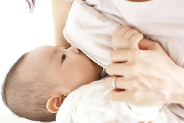 注意母乳喂养的技术和力度